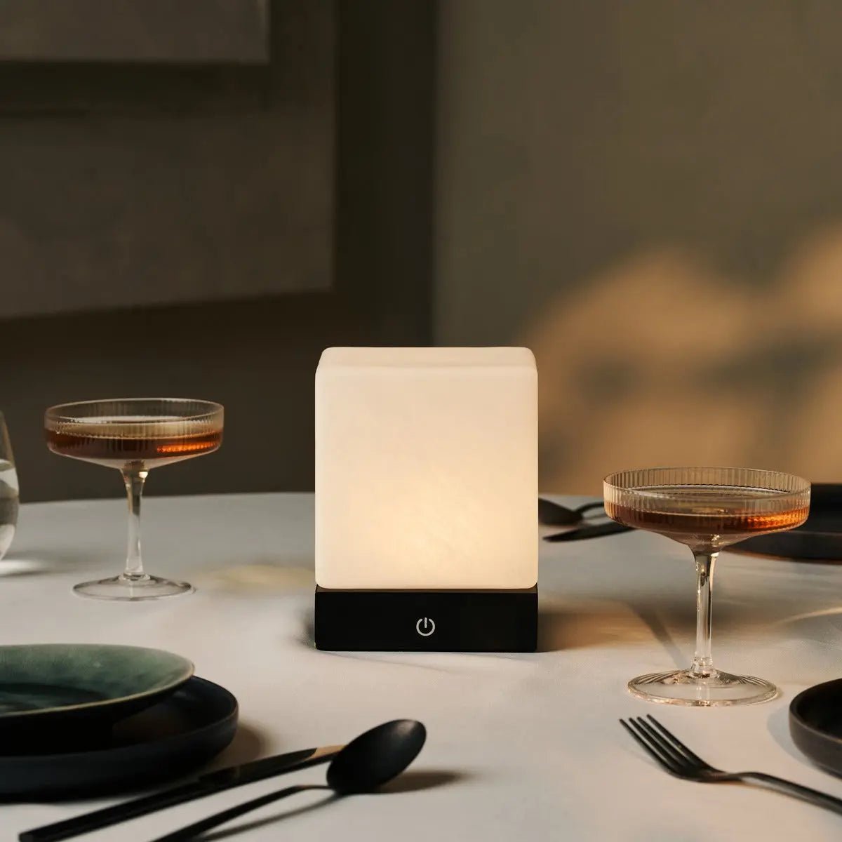 Lampe en bois sans fil noir yce avec verre congelé - batterie rechargeable, dimmable, 100 heures