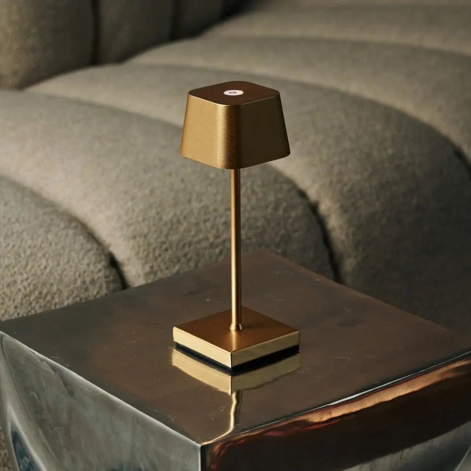 Combi Set Professional - 8 x Sarphati Mini Gold Rechargeable Table Lamps and 1 x Central Station Wireless Charging Station with Qi-Technology - Perfect for Restaurants, Hospitality and Hotels