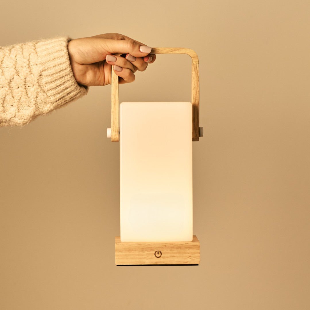 Lampe en bois marron clair Harper – Lampe de table rechargeable sans fil avec poignée