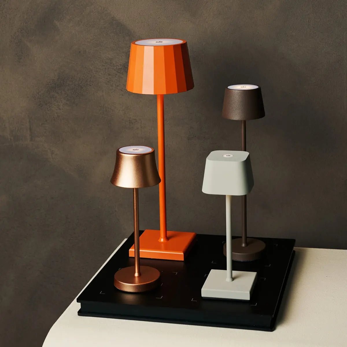 Professional Combi Set - 4 x Sarphati Mini Shadow Grey Rechargeable Table Lamps for Hospitality &amp; 1 x Amstel Wireless Charging Station with Qi-Technology - perfect for restaurants, hospitality and hotels