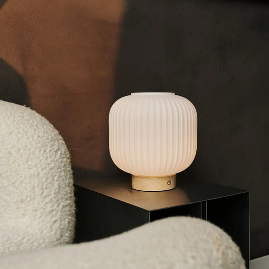 Lyla Lampe rechargeable unique - Verre givrée et base en bois, dimmable, 3 modes lumineux