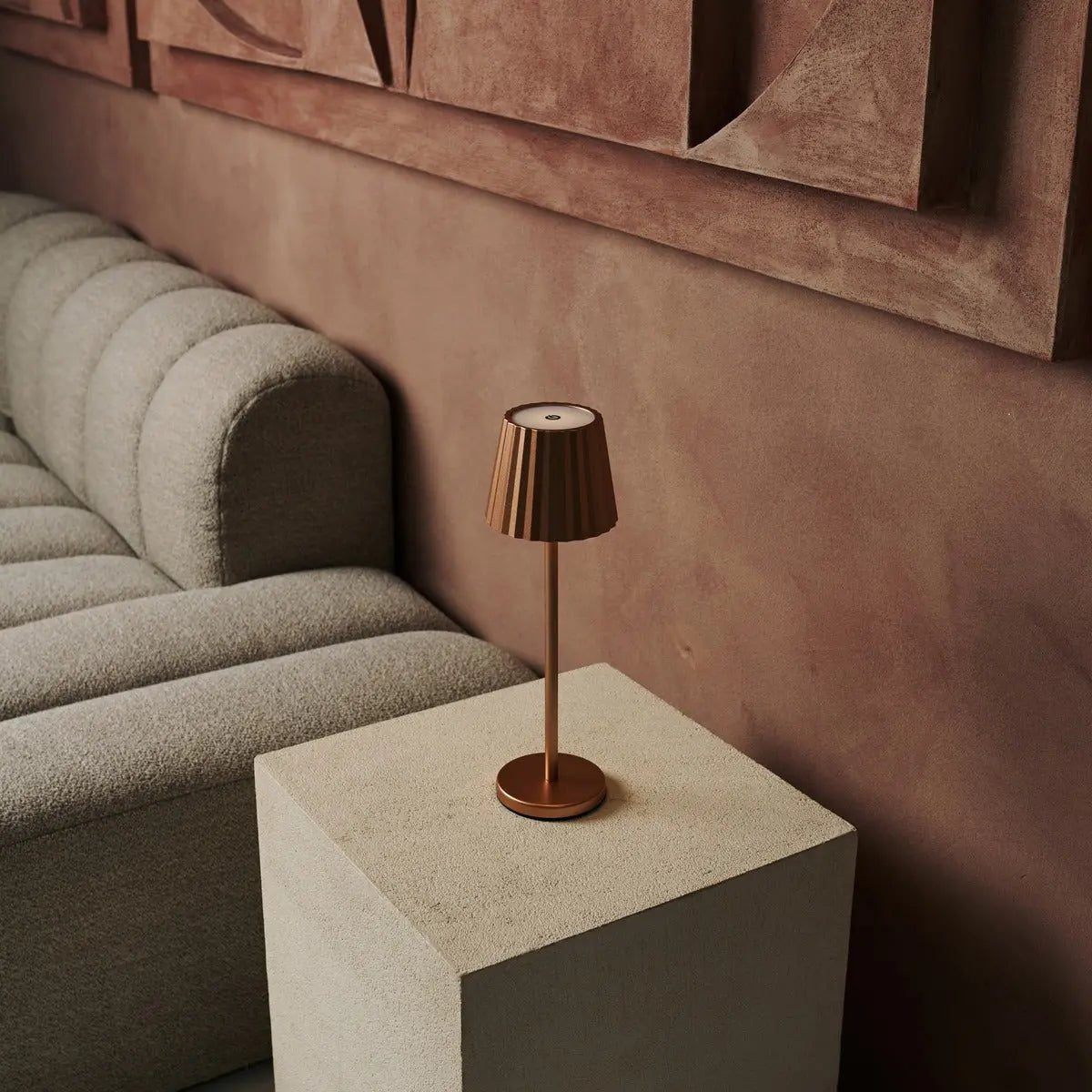 Lampe à table côtelée en cuivre maya en fer - lampe dimmable et 3 modes lumineux, rechargeable via la station de charge sans fil