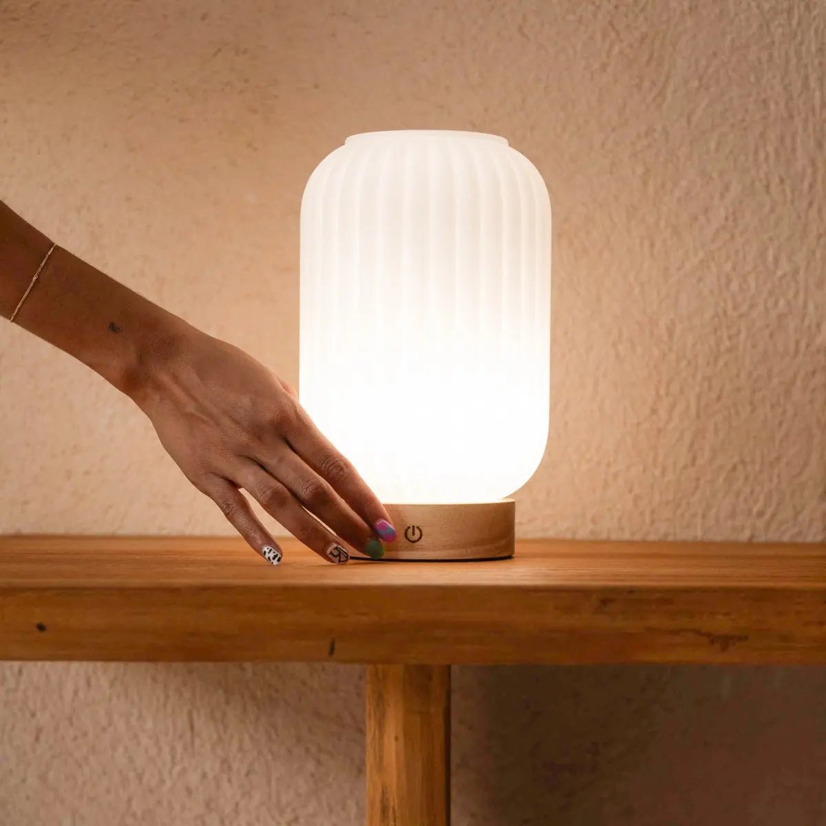 Lampe rechargeable unique Lilly – Verre dépoli et base en bois, intensité variable, 3 modes d'éclairage
