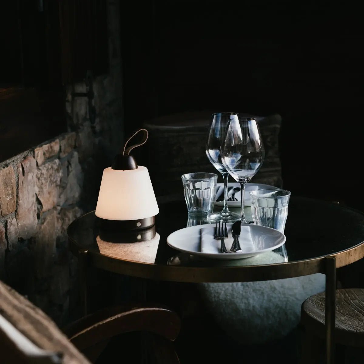 Lampe rechargeable Liv marron foncé – Bracelet en cuir, variable, 3 modes d'éclairage, sans fil