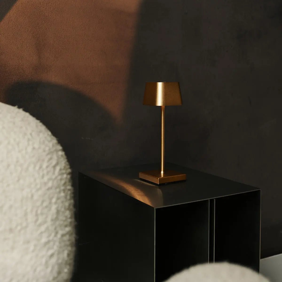 Professional Combi Set - 4 x Sarphati Mini Gold Rechargeable Table Lamps and 1 x Amstel Wireless Charging Station with Qi-Technology and perfect for restaurants, hospitality and hotels