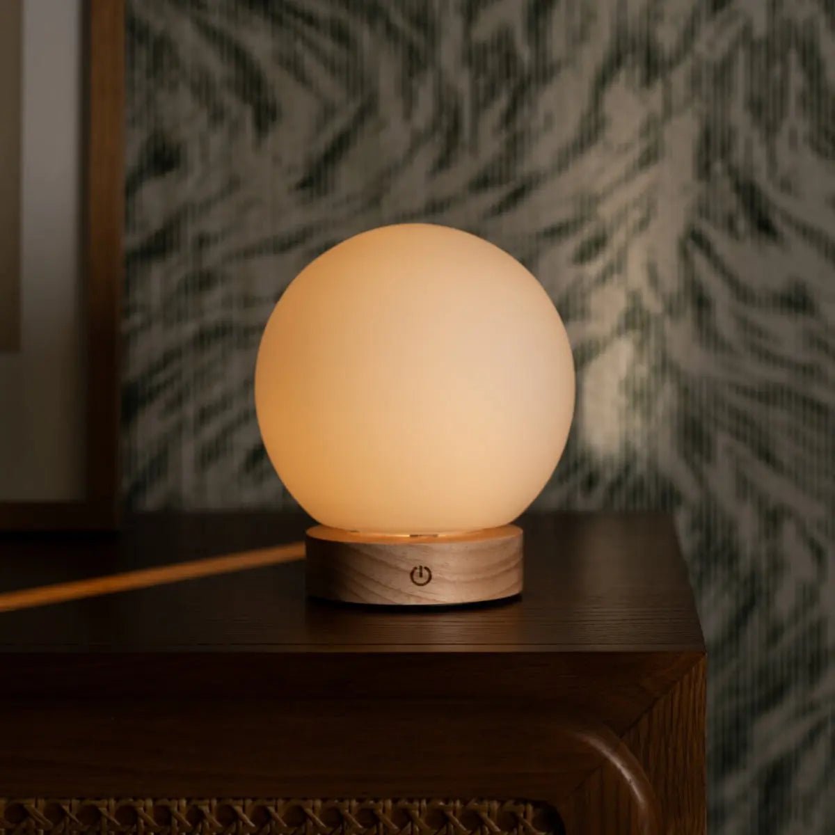 Lampe en bois brun clair avec une ampoule en verre - Light sans fil rechargeable et dimmable