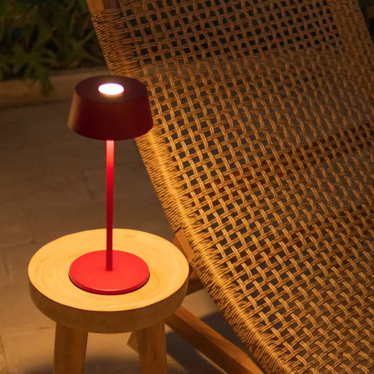 Lampe de table rechargeable en fer rouge Hugo Berry - Intensité variable, élégante et sans fil