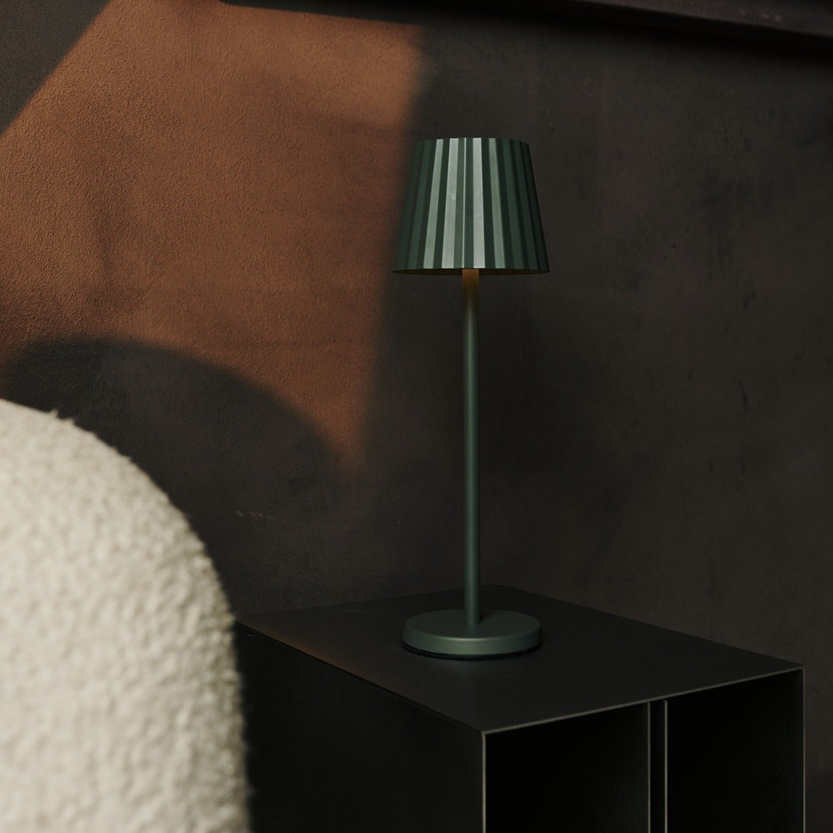 Combi Set Professional - 8 x Maya Olive Green Rechargeable Table Lampes et 1 X Station centrale Station de charge sans fil avec Qi-Technology - Parfait pour les restaurants, l'hospitalité et les hôtels