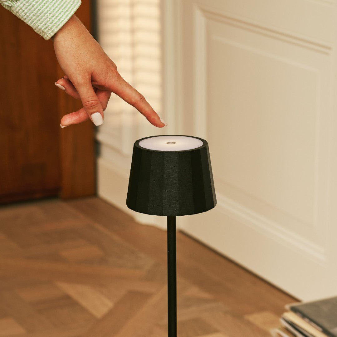 Lampe de table rechargeable en fer William Black – Batterie 120 heures, intensité variable, chargement USB-C