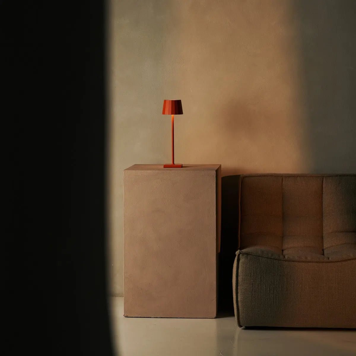 Combi Set Professional - 4 X Wouter Blossom Orange Rechargeable Table Lamps and 1 X Amstel Wireless Station Wireles