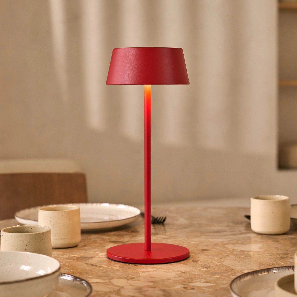 Lampe de table rechargeable en fer rouge Hugo Berry - Intensité variable, élégante et sans fil