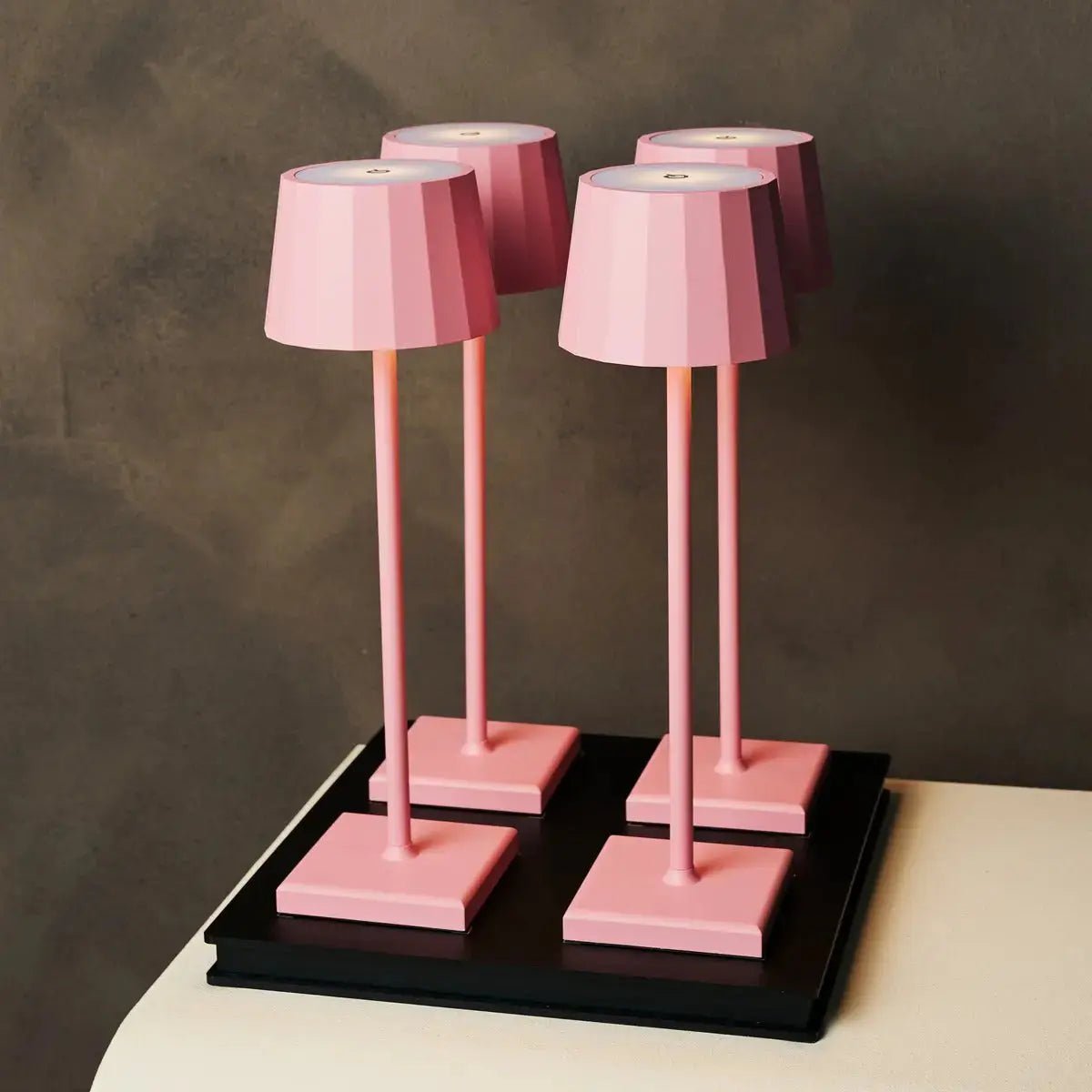 Wouter Flamingo Pink Rechargeable Table Lampe - Charge sans fil, Dimmable, durée de vie de la batterie de 120 heures