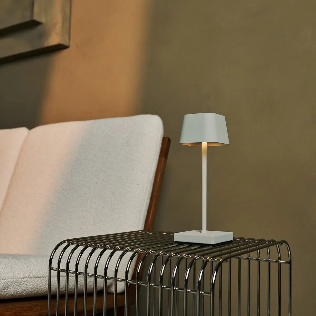 Professional Combi Set - 4 x Sarphati Mini Shadow Grey Rechargeable Table Lamps for Hospitality &amp; 1 x Amstel Wireless Charging Station with Qi-Technology - perfect for restaurants, hospitality and hotels