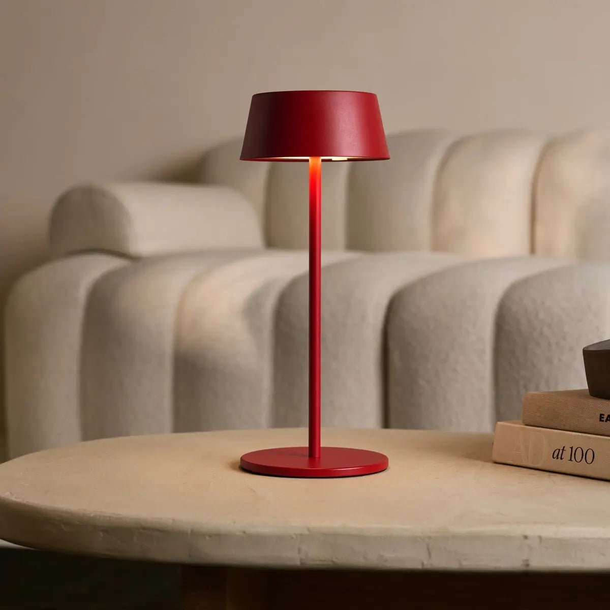 Lampe de table rechargeable en fer rouge Hugo Berry - Intensité variable, élégante et sans fil