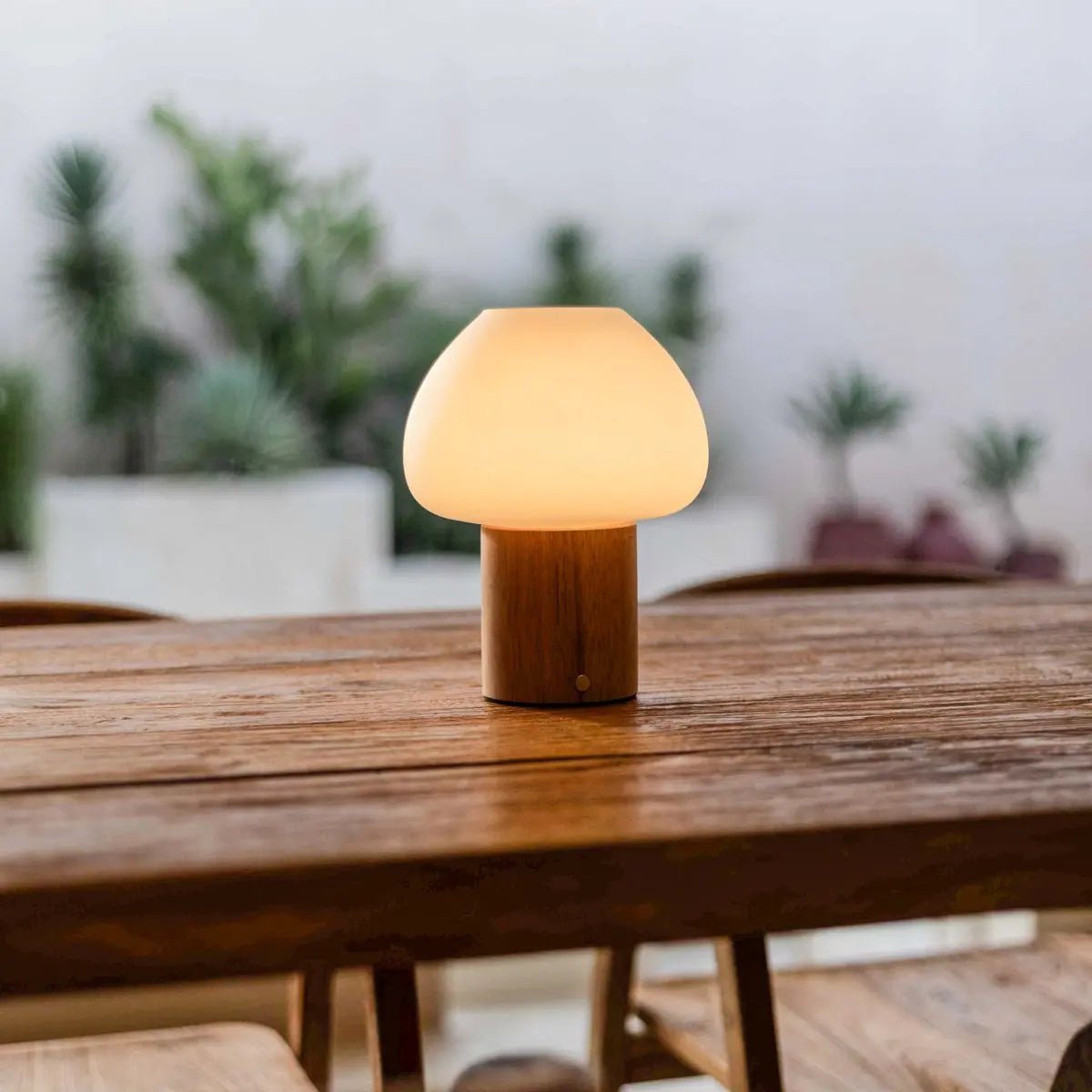 Lampe en bois Fynn marron clair – rechargeable, variable et élégante