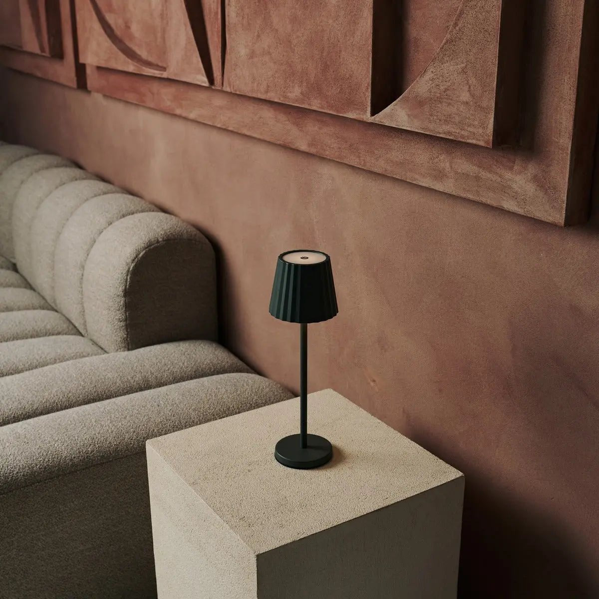 Maya Olive Green Table Table Lampe en fer - lampe dimmable et 3 modes lumineux, rechargeable via la station de charge sans fil