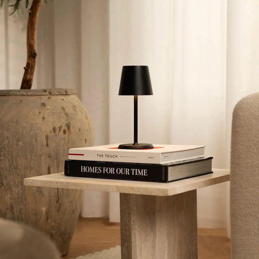 Lampe de table rechargeable en fer James Black – Sans fil, à intensité variable et élégante