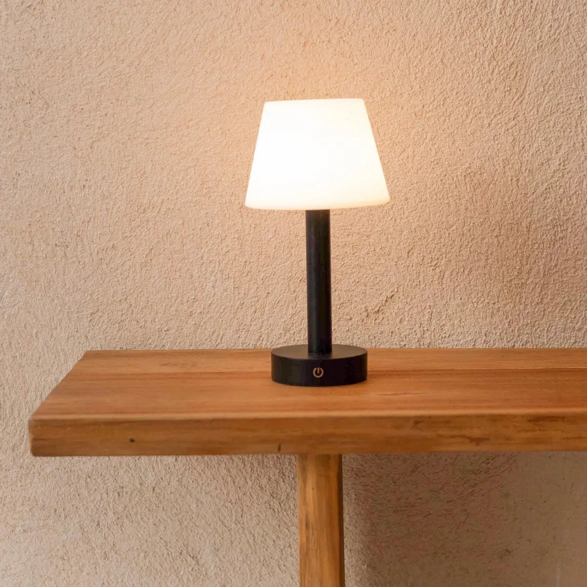 Lampe de table rechargeable en bois noir Zoë | Intensité variable et portable | Autonomie de la batterie de 80 heures