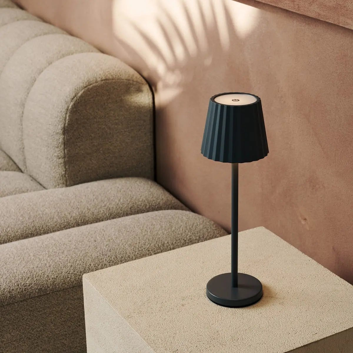 Lampe à table côtelée gris maya en fer en fer - lampe dimmable et 3 modes lumineux, rechargeable via la station de charge sans fil