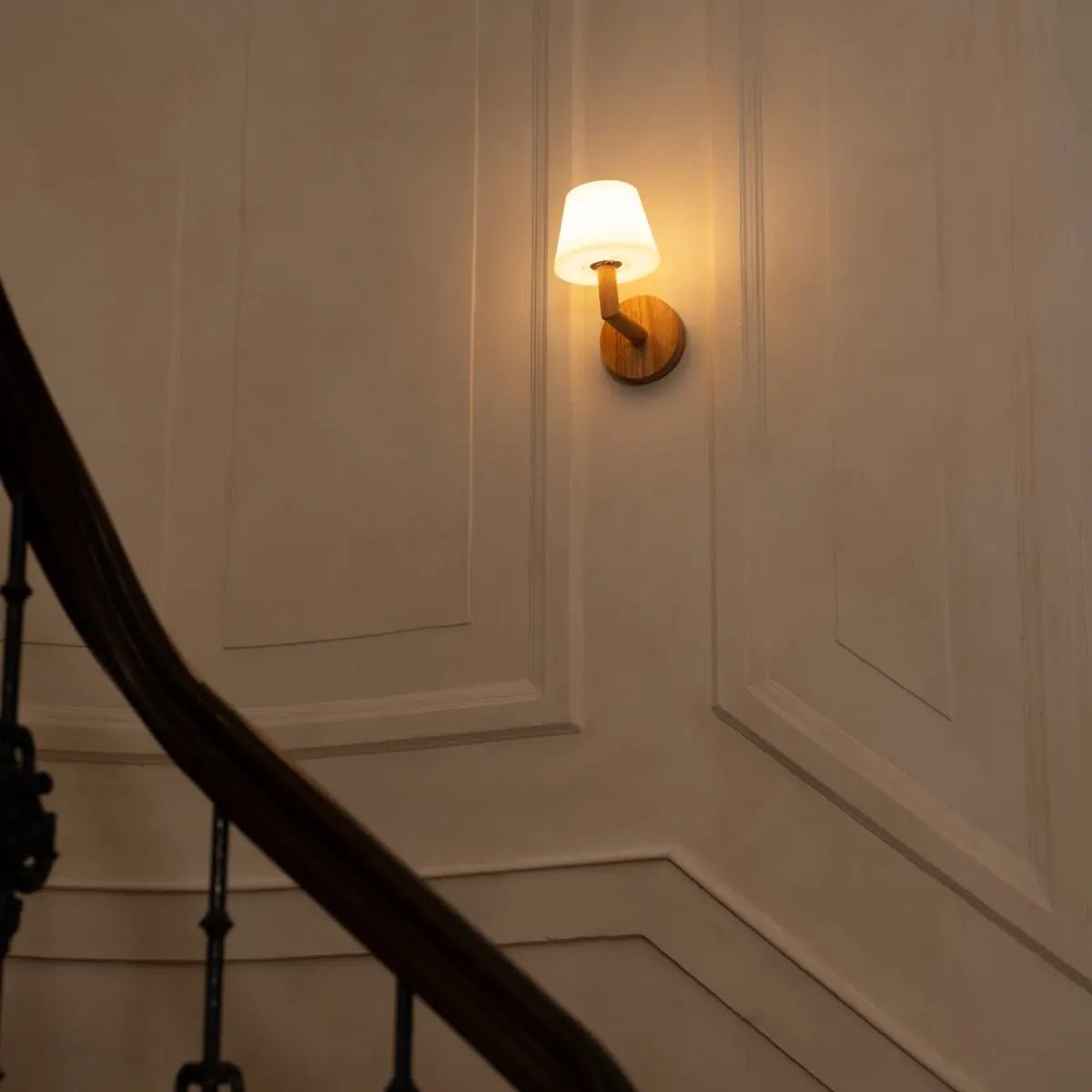 Lampe murale rechargeable en bois brun clair TED | Éclairage sans fil et dimmable