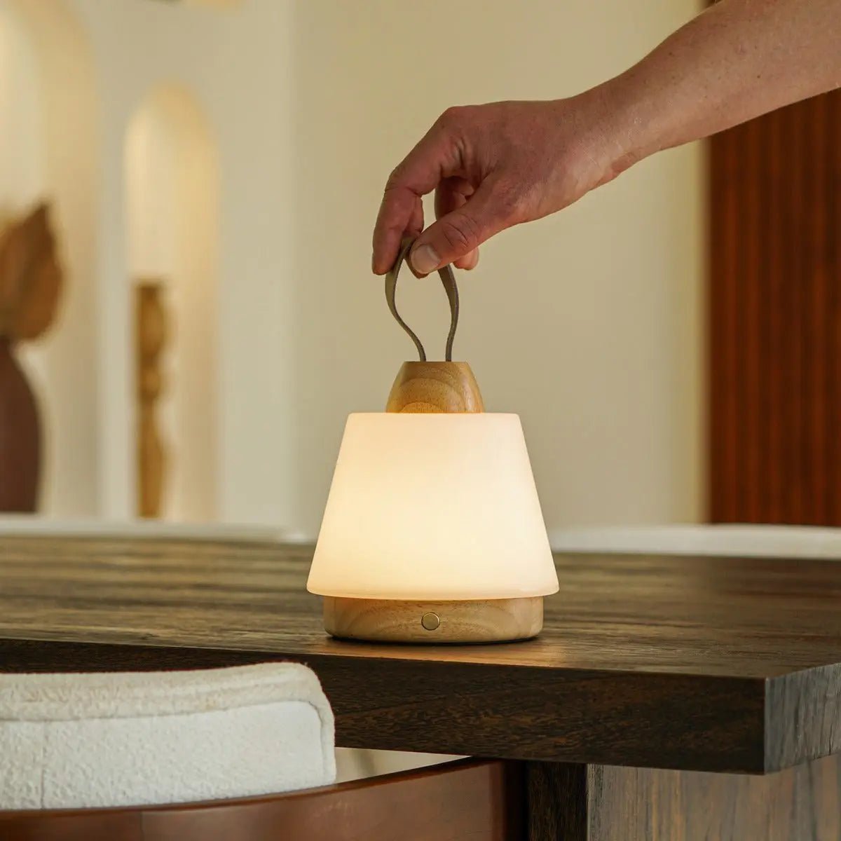 Lampe rechargeable Liv Light Brown – Bracelet en cuir, à intensité variable, sans fil