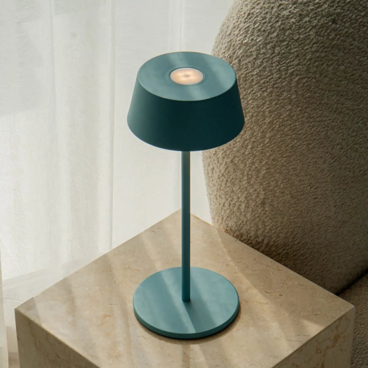 Lampe de table en fer rechargeable bleue Hugo Amsterdams - Intensité variable, élégante et sans fil