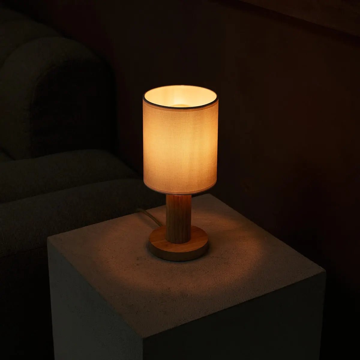 Lampe brun clair Boris avec cordon de 2 mètres - lampe à teinte en tissu et base en bois