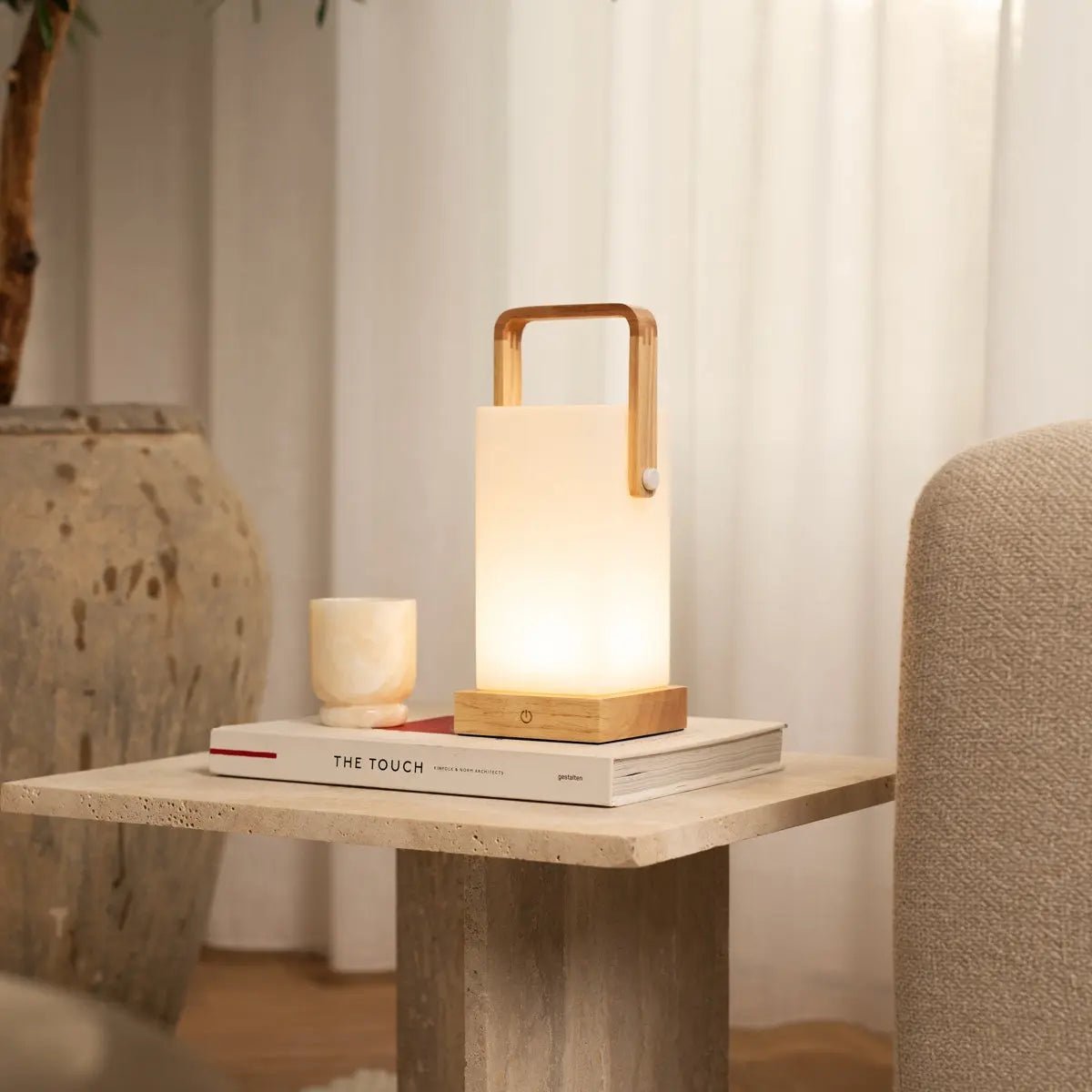 Lampe en bois marron clair Harper – Lampe de table rechargeable sans fil avec poignée