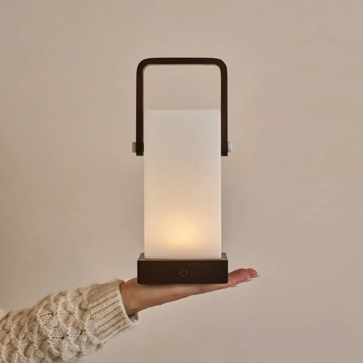 Lampe en bois marron foncé Harper – Lampe de table rechargeable sans fil avec poignée