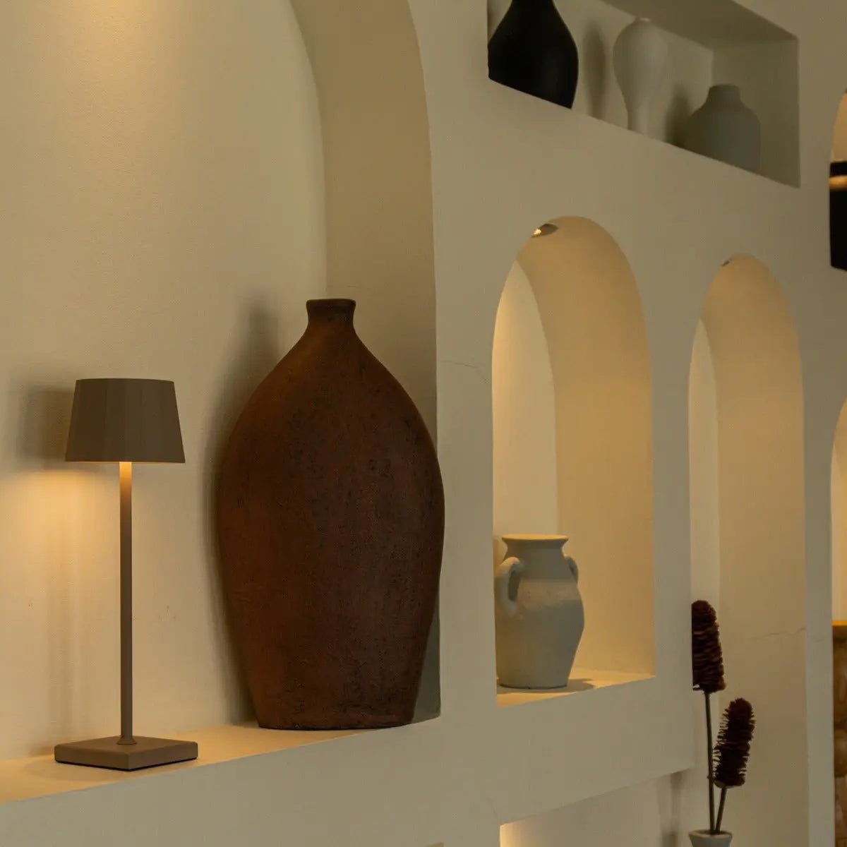 Lampe de table rechargeable en fer William Koala Brown – Intensité variable, chargement USB-C, autonomie de 120 heures