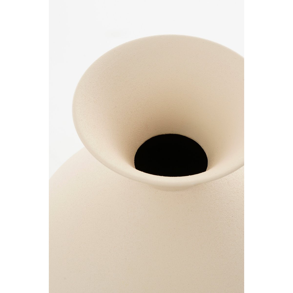 Gyge | Vase design en métal off-white avec anse