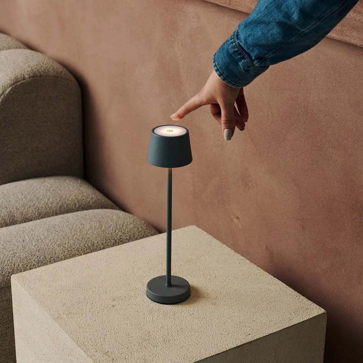 Combi set professionnel - 4 X Vondel Mini Mouse Grey Grey Rechargeable Table Lampes et 1 x Amstel Wireless Station de charge avec Q1-Technology - parfait pour les restaurants, l'hospitalité et les hôtels