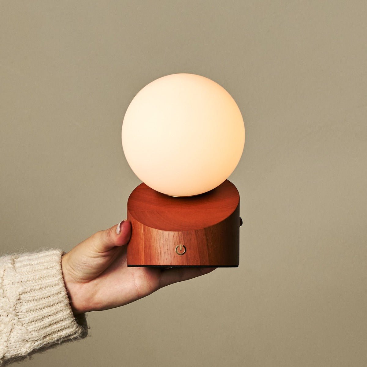 Morris Chestnut Brown – Lampe de table en bois et verre givré