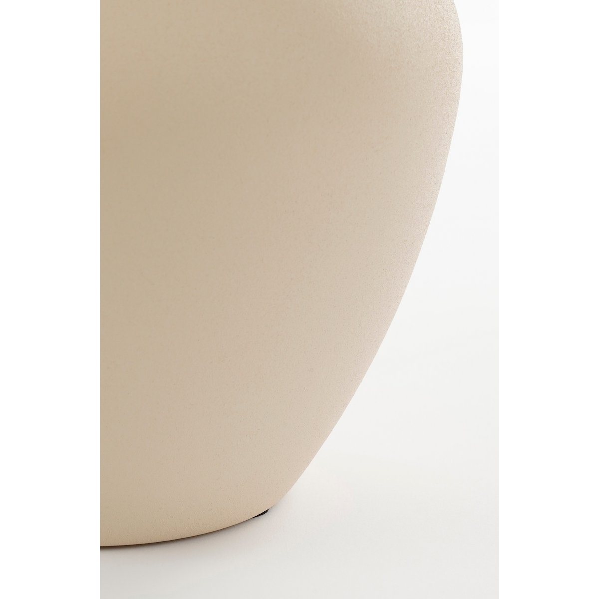Gyge | Vase design en métal off-white avec anse