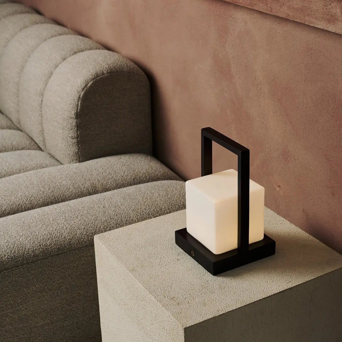 Lampe de table rechargeable en bois brun foncé noah avec verre et poignée en bois