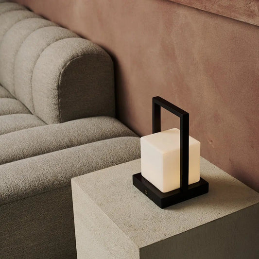 Lampe de table rechargeable en bois brun foncé noah avec verre et poignée en bois