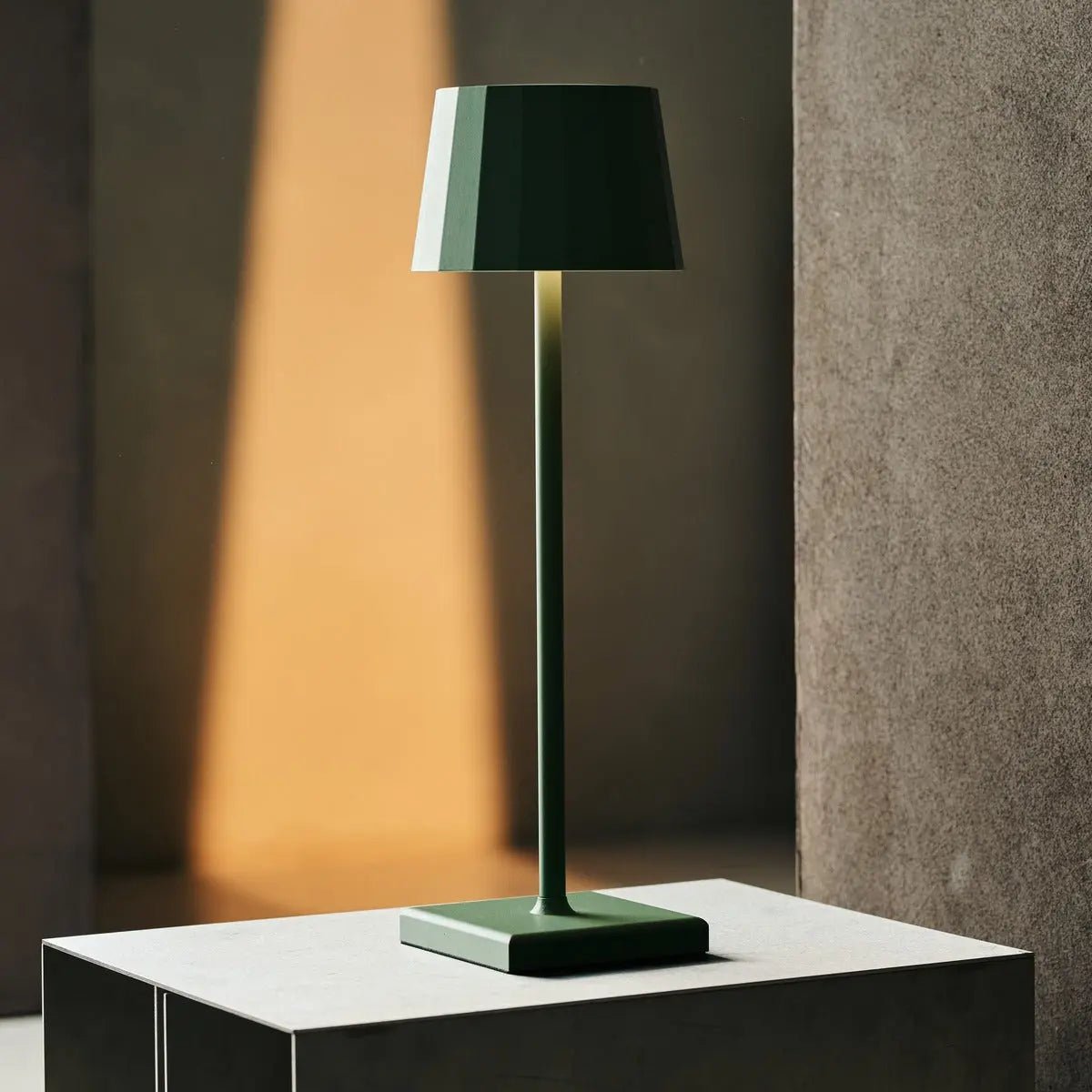 Combi Set Professional - 8 x Wouter Sage Green Rechargeable Table Lampes et 1 X Station centrale Station de charge sans fil avec Qi-Technology - Perfect pour les restaurants, l'hospitalité et les hôtels