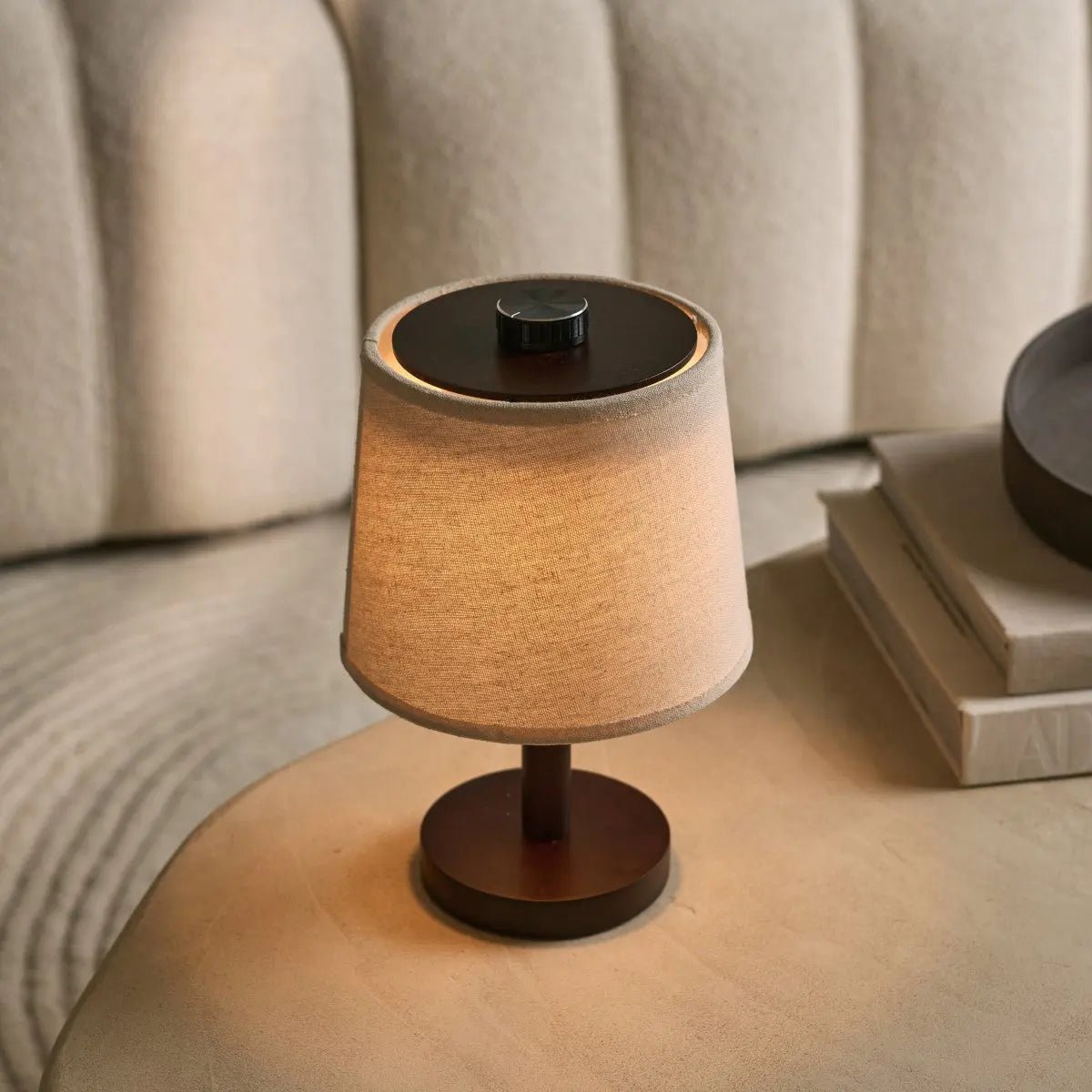 Lampe en bois marron foncé Rover – Abat-jour rechargeable, sans fil et à intensité variable