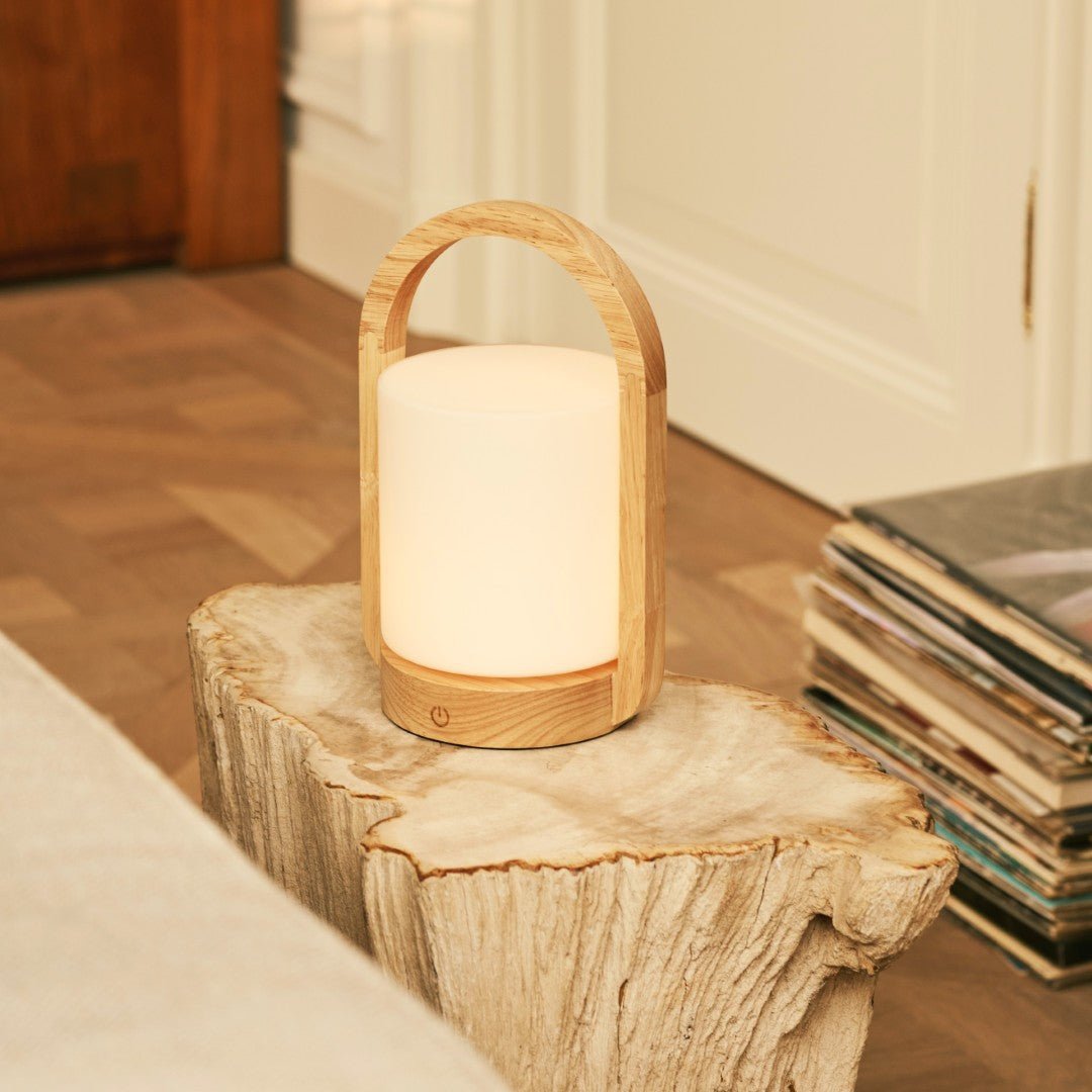 Lampe rechargeable en bois brun clair George combinée avec du verre givré et une poignée