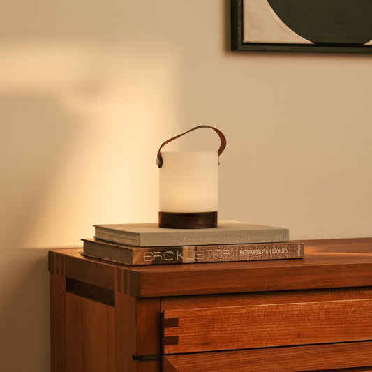 Lampe de table en bois rechargeable marron foncé Avery – sans fil et à intensité variable avec bracelet en cuir