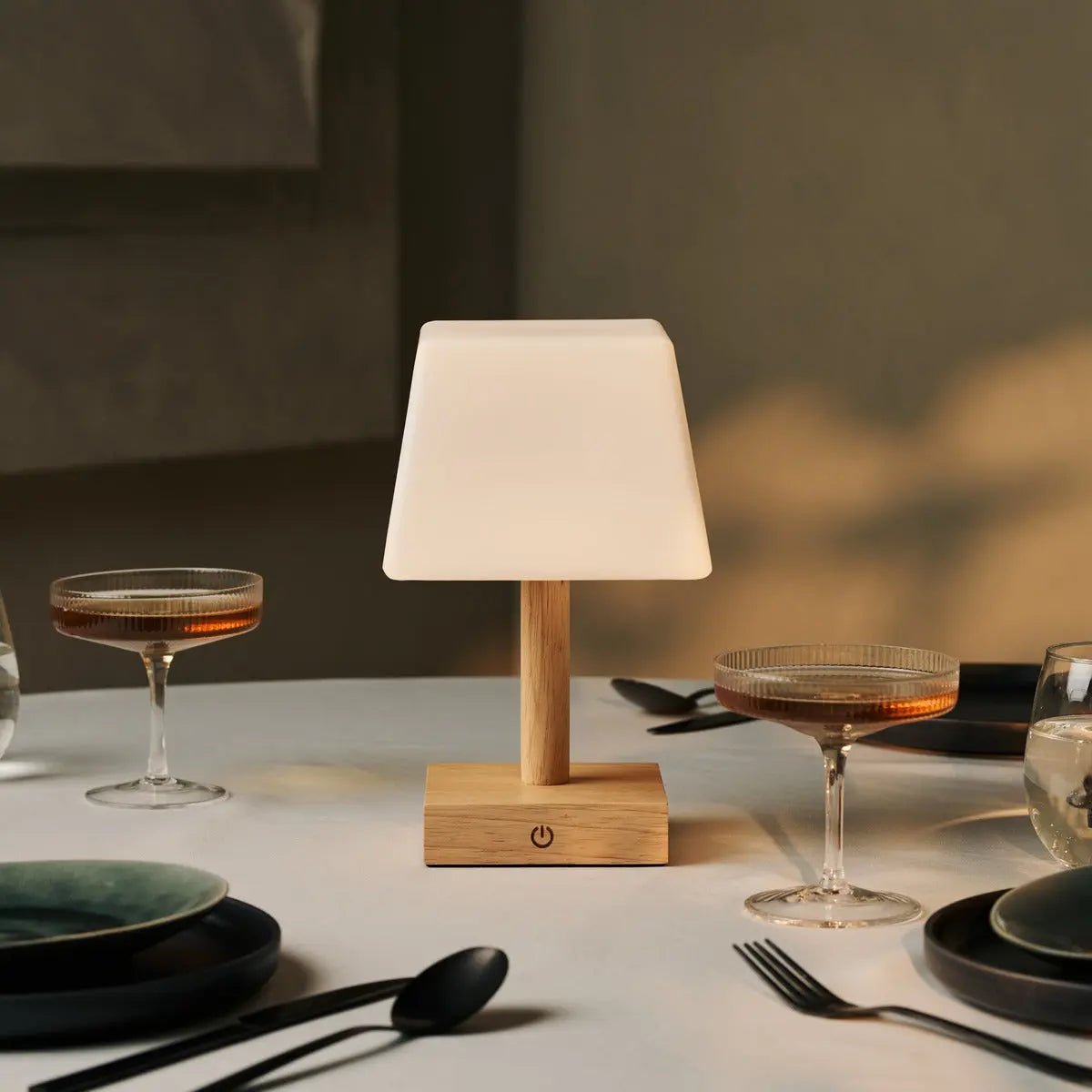 Tommy Brown Brown Wood Table Lampe avec verre - lampe rechargeable et dimmable, éclairage sans fil