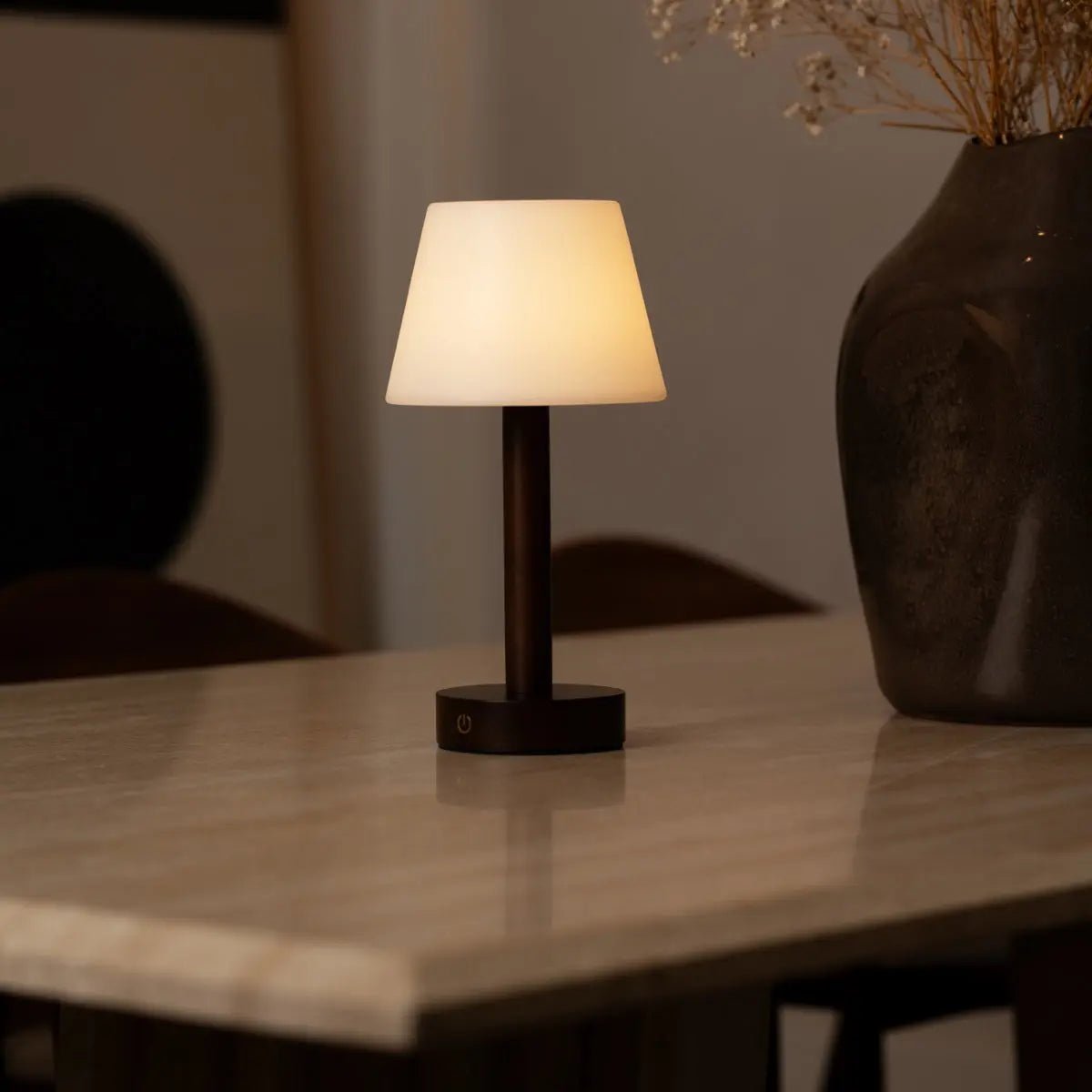 Lampe de table rechargeable en bois marron foncé Zoë | Intensité variable, USB-C, batterie de 80 heures