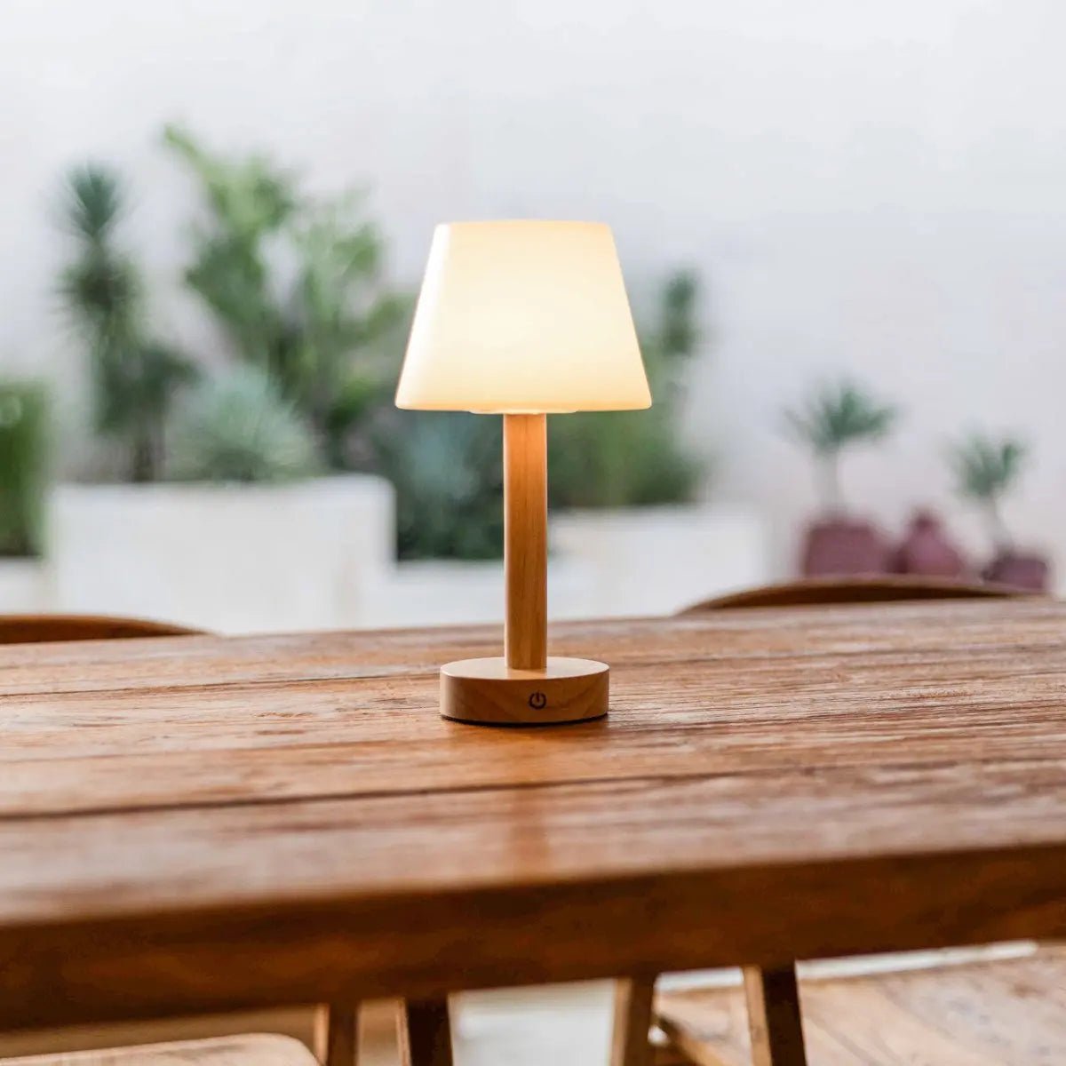 Lampe de table rechargeable en bois marron clair Zoë | Intensité variable, USB-C, batterie de 80 heures