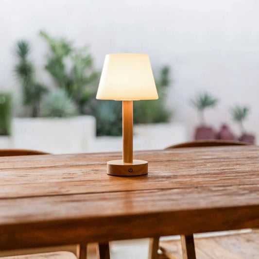 Lampe de table rechargeable en bois marron clair Zoë | Intensité variable, USB-C, batterie de 80 heures