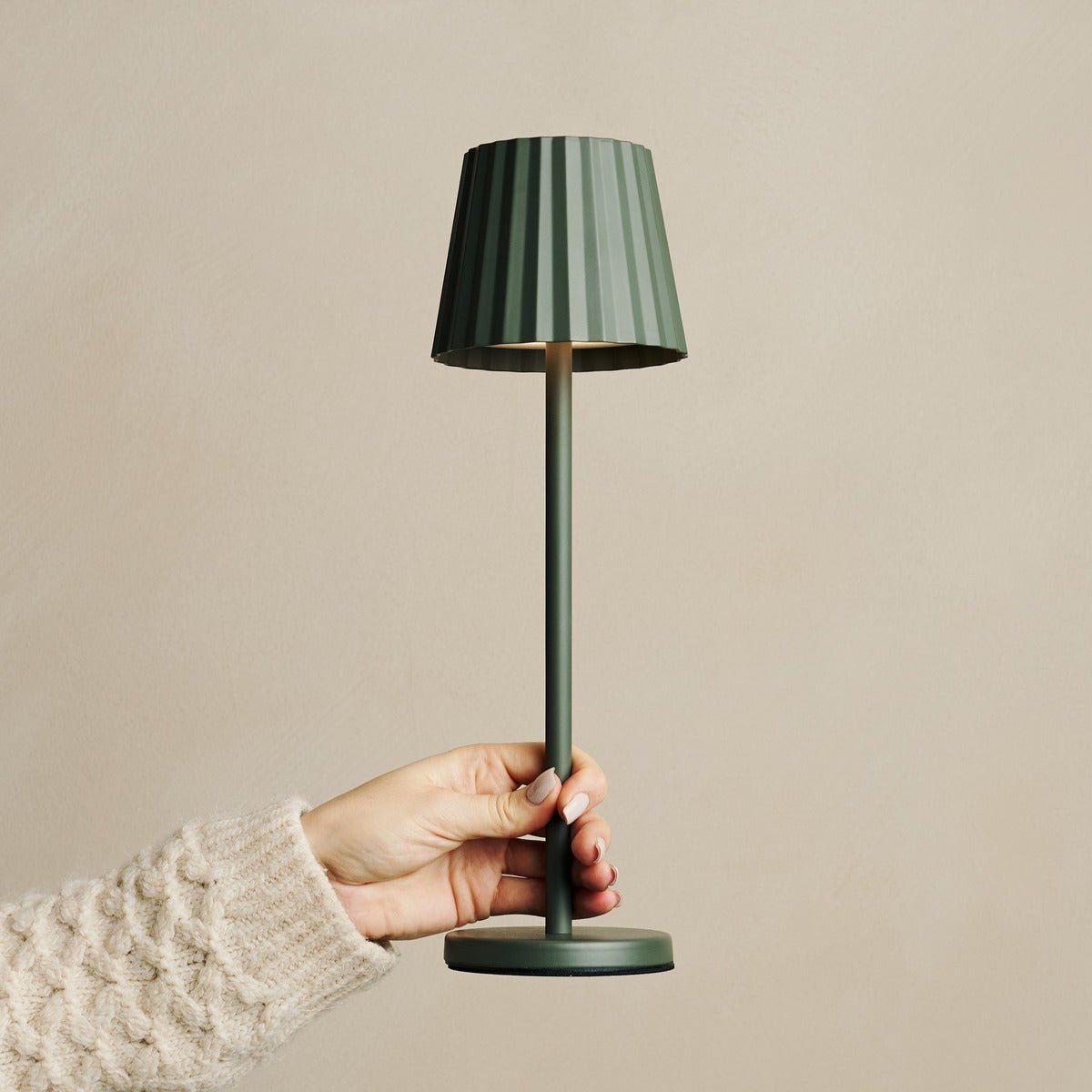 Combi Set Professional - 4 x Maya Olive Green Rechargeable Table Lampes et 1 X Amstel Wireless Station Wireless avec Qi-Technology - parfait pour les restaurants, l'hospitalité et les hôtels