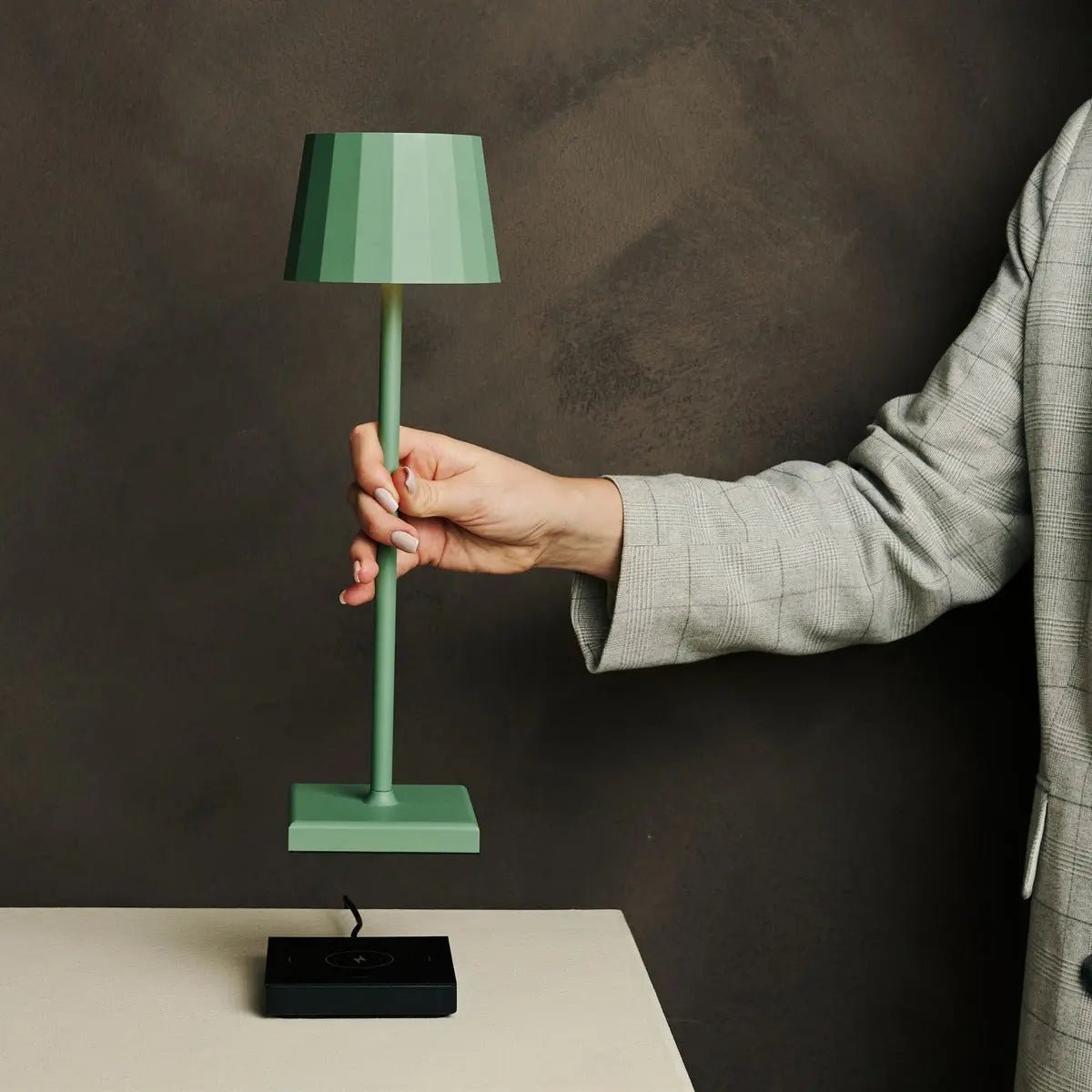 Wouter Sage Green Rechargeable Table Lampe - Charge sans fil, Dimmable, durée de vie de la batterie de 120 heures