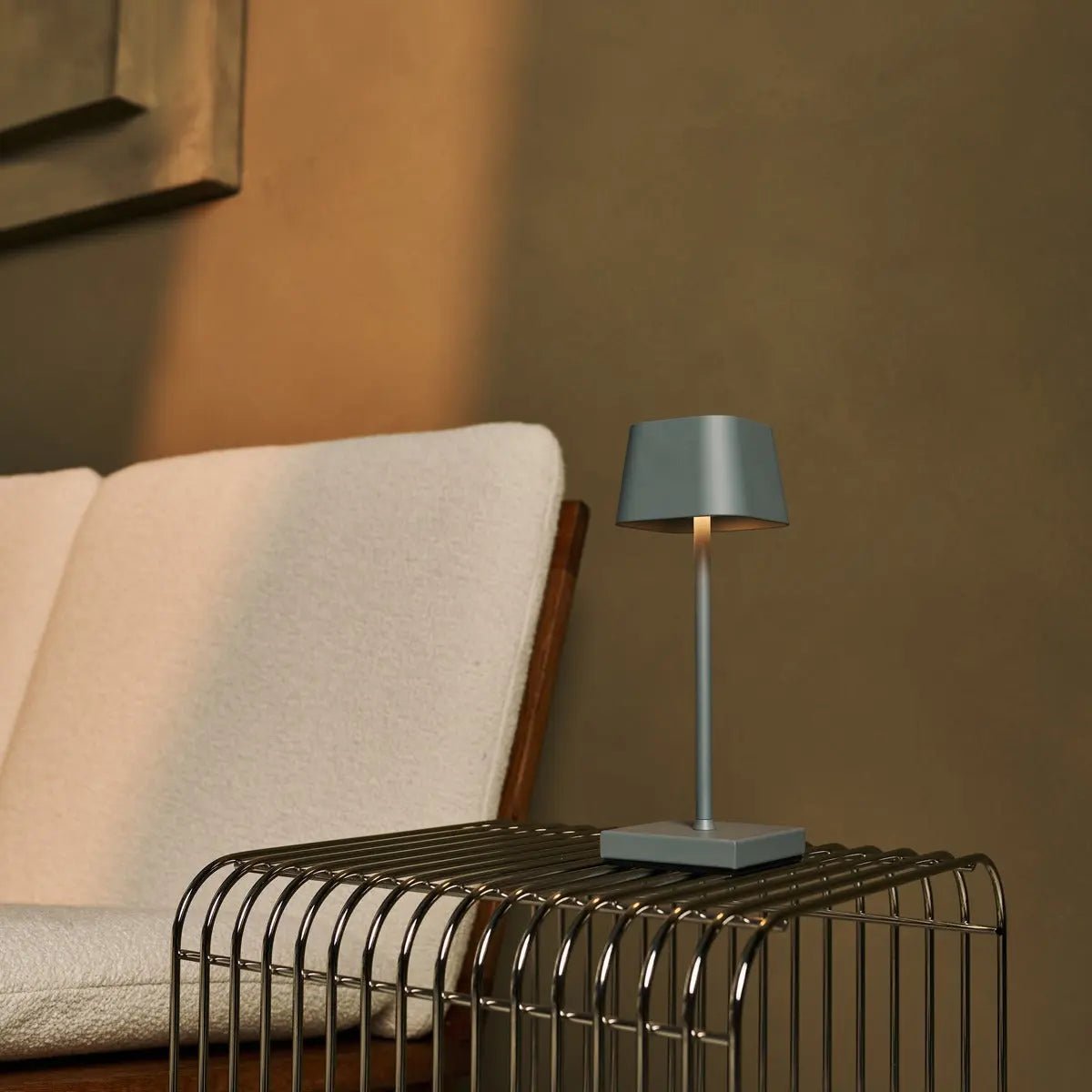 Sarphati Mini Mouse Grey Cordsless Table Lamp Perfection pour l'industrie hôtelière - Rechargeable sans fil via Station de charge, lampe dimmable et 3 modes légers