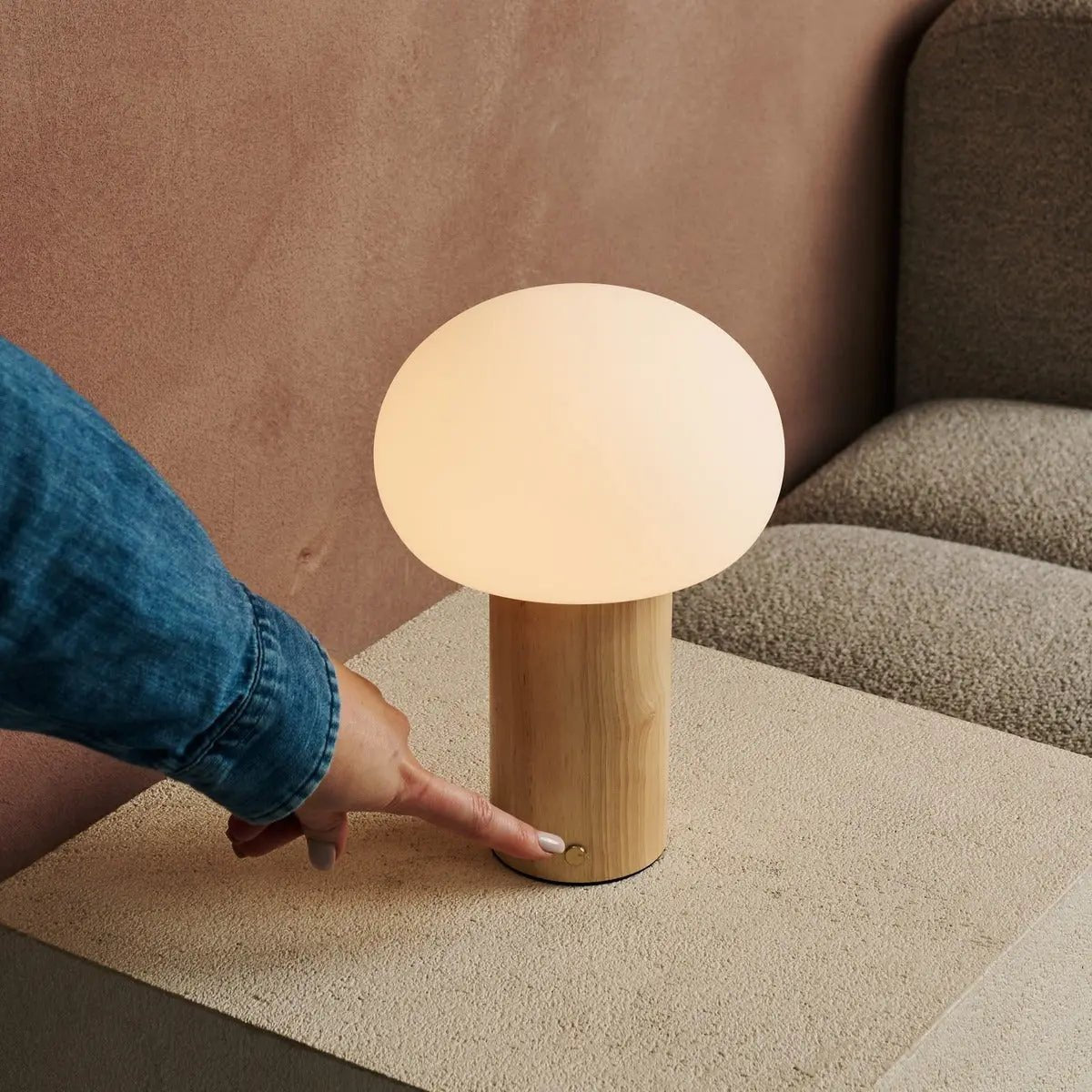 Lampe de table en bois marron clair avec verre et batterie rechargeable | Éclairage dimmable et polyvalent