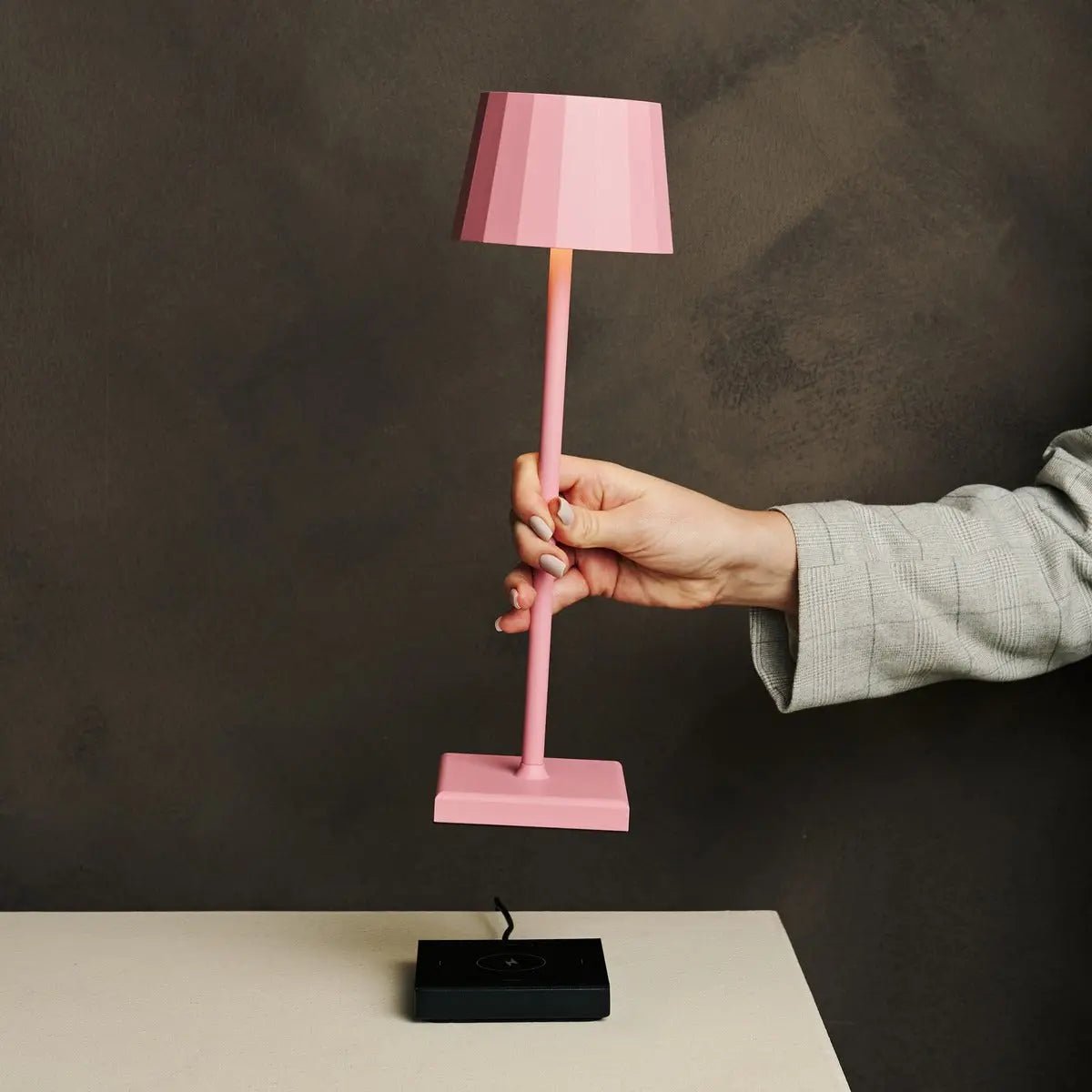 Wouter Flamingo Pink Rechargeable Table Lampe - Charge sans fil, Dimmable, durée de vie de la batterie de 120 heures