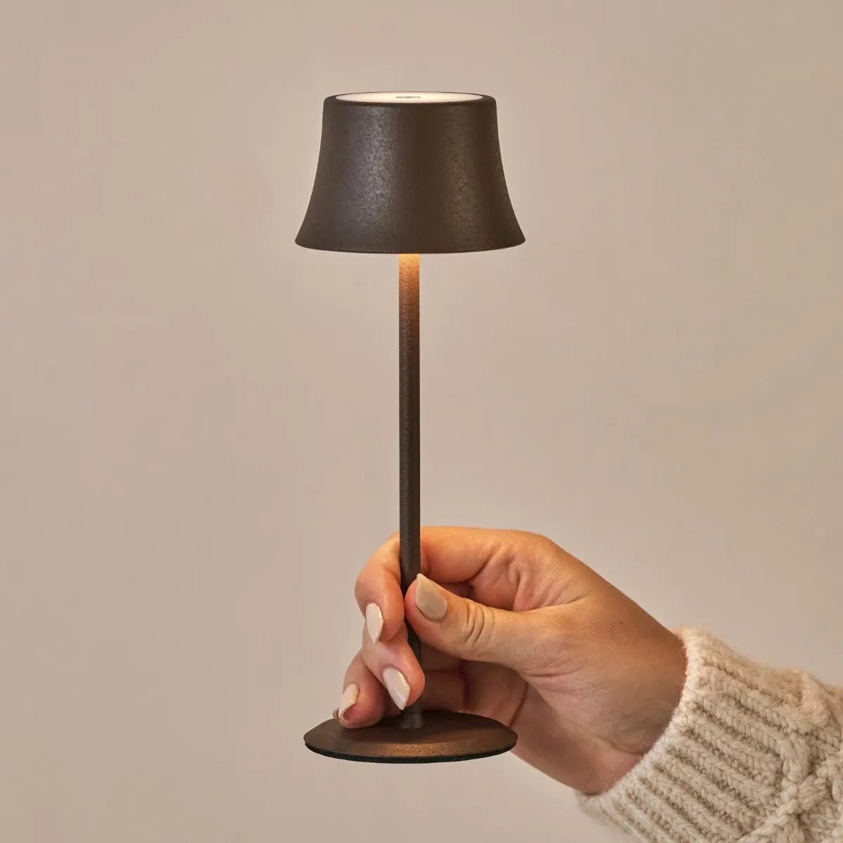 Lampe de table rechargeable Willy Mini Moka Brown – Élégante, à intensité variable, autonomie de 60 heures